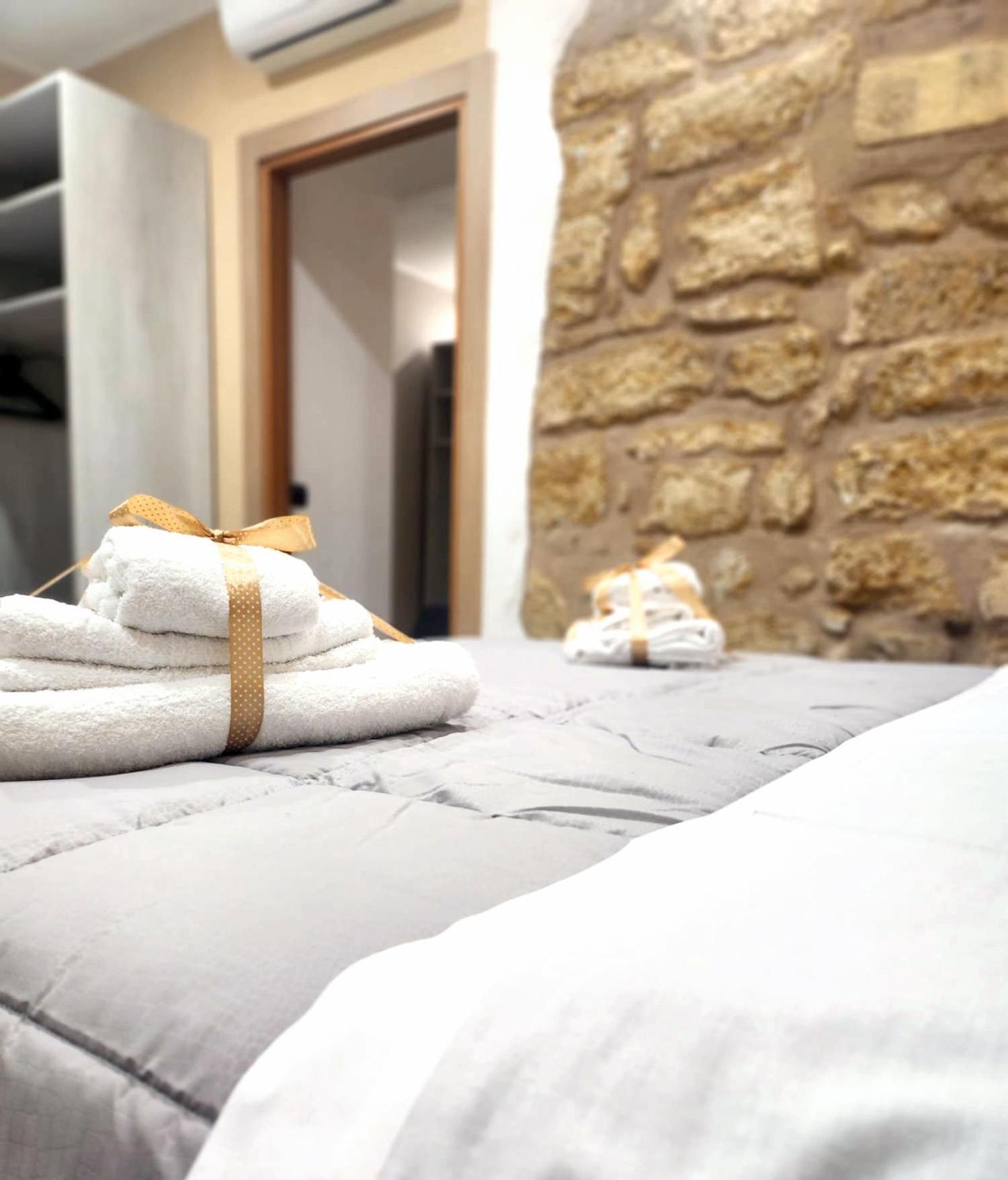 Kalgheros Luxury Rooms Agrigento Bagian luar foto